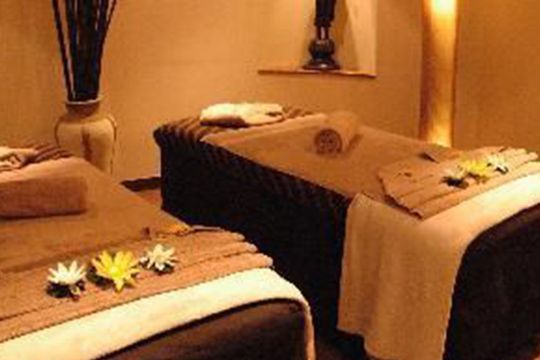 <span>当店自慢の容姿端麗</span>な洗練されたセラピストによる、<span class="about01">蜜のように甘く</span> てトロける様な深層までケアする<span class="about02">オイルトリートメント</span>を是非お試し下さいませ。